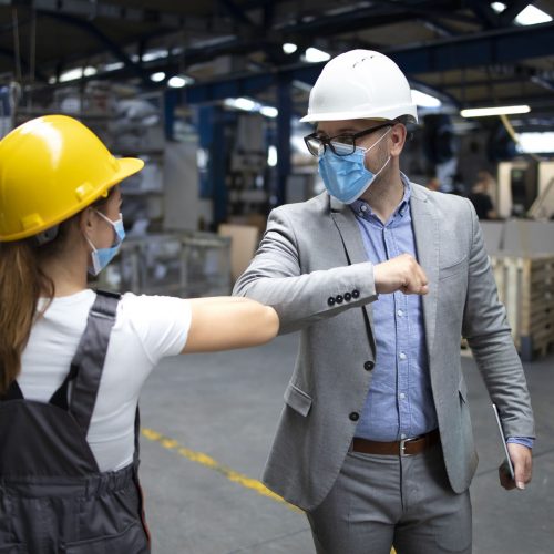 gerente-fabrica-trabajador-saludan-codazo-debido-pandemia-mundial-virus-corona-al-peligro-infeccion