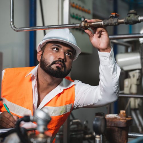 hombre-ingeniero-gafas-mientras-revisa-repara-maquina-presion-caldera-tuberia-fabrica-bebidas
