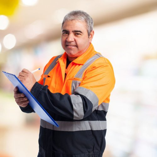 hombre-mono-trabajo-naranja-tomando-nota