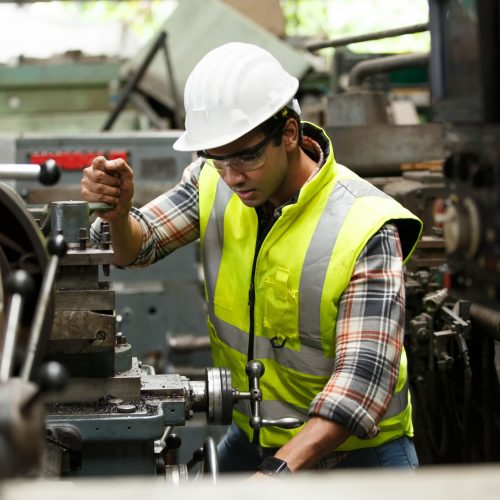 ingenieria-profesional-trabajador-hombre-control-calidad-mantenimiento-verificacion-fabrica