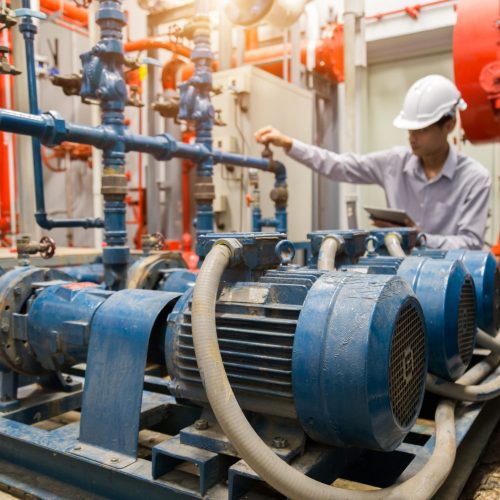 ingeniero-asiatico-mantenimiento-verificacion-datos-tecnicos-equipo-sistema-condensador-bomba-agua-manometro-bomba-agua