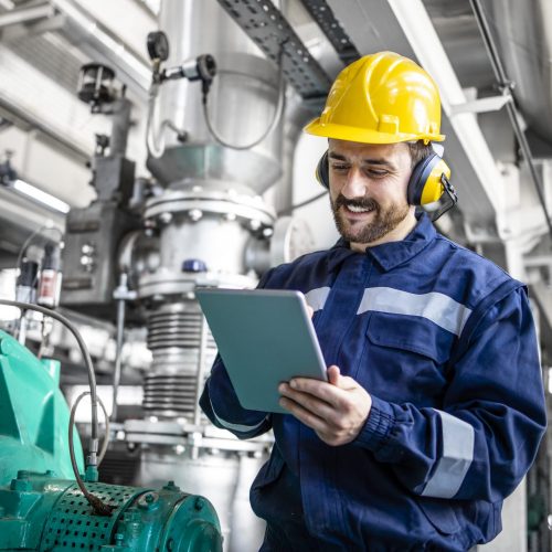 ingeniero-industrial-pie-junto-al-generador-gas-planta-energia-controlando-produccion-electricidad