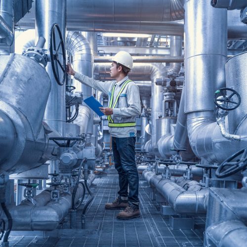 ingeniero-trabajando-valvula-retencion-tuberia-fabrica-tuberias-valvulas-acero-zona-industrial-ingeniero-equipos-mantenimiento-planta-energia