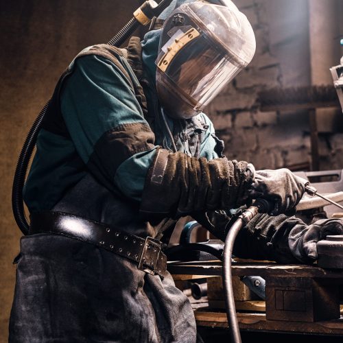 proceso-creacion-nuevas-piezas-metalicas-taller-ocupado-hecho-trabajador