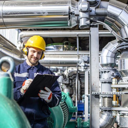 supervisor-ingenieria-refineria-que-inspecciona-produccion-petroleo-gas-industria-petroquimica