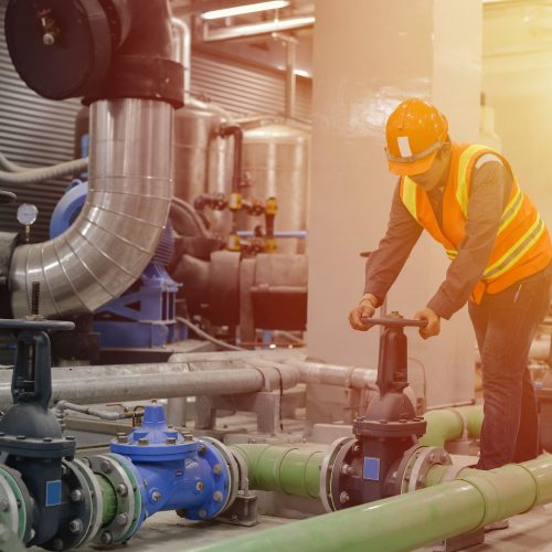 trabajador-abre-valvula-agua-enfriador