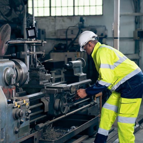 trabajador-fabrica-o-ingeniero-hace-trabajo-maquina-taller-fabricacion-experto