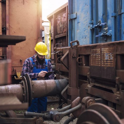 trabajador-ferroviario-control-contenedores-carga-estacion-tren-mercancias