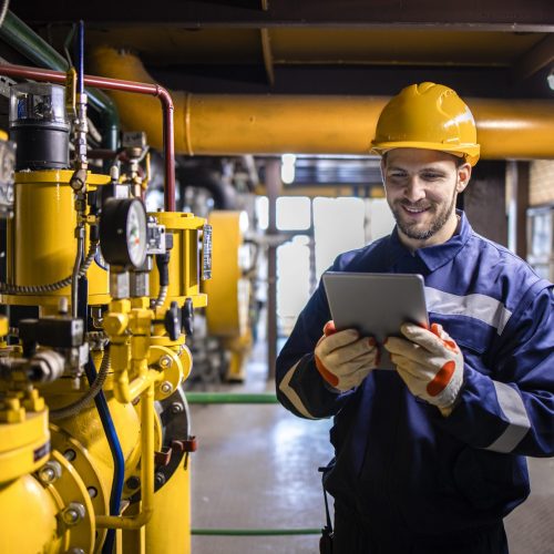 trabajador-industria-profesional-comprobando-resultados-produccion-gas-natural-planta-refineria