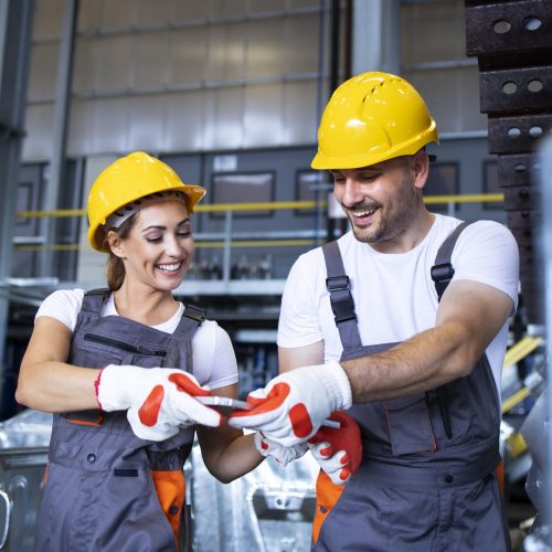 trabajadores-fabrica-que-trabajan-juntos-linea-produccion-metales-industriales